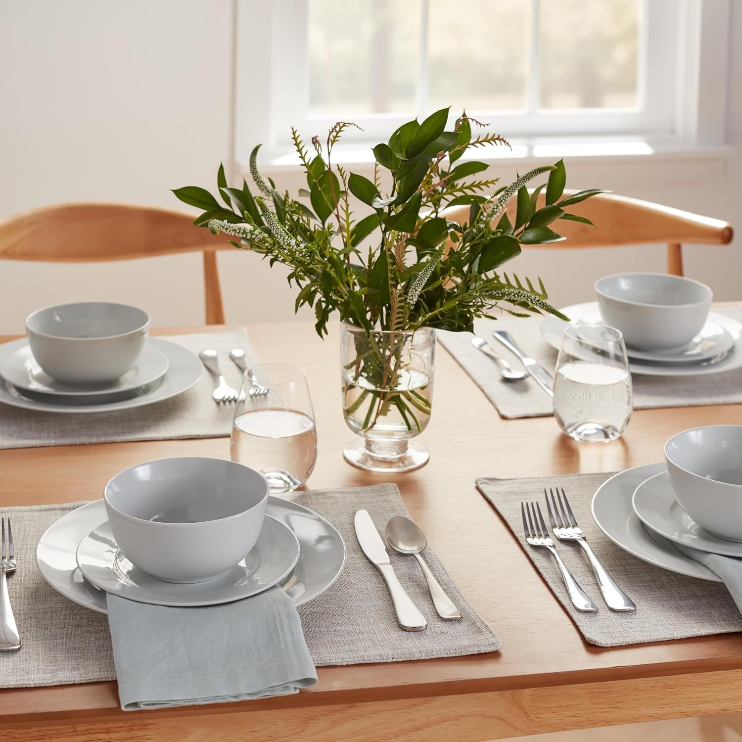 Amazon Basics Porcelain Dinnerware Set, Microwave and Dishwasher Safe, Service for 6, 18-Piece, Plates, Bowls, White - Image 9