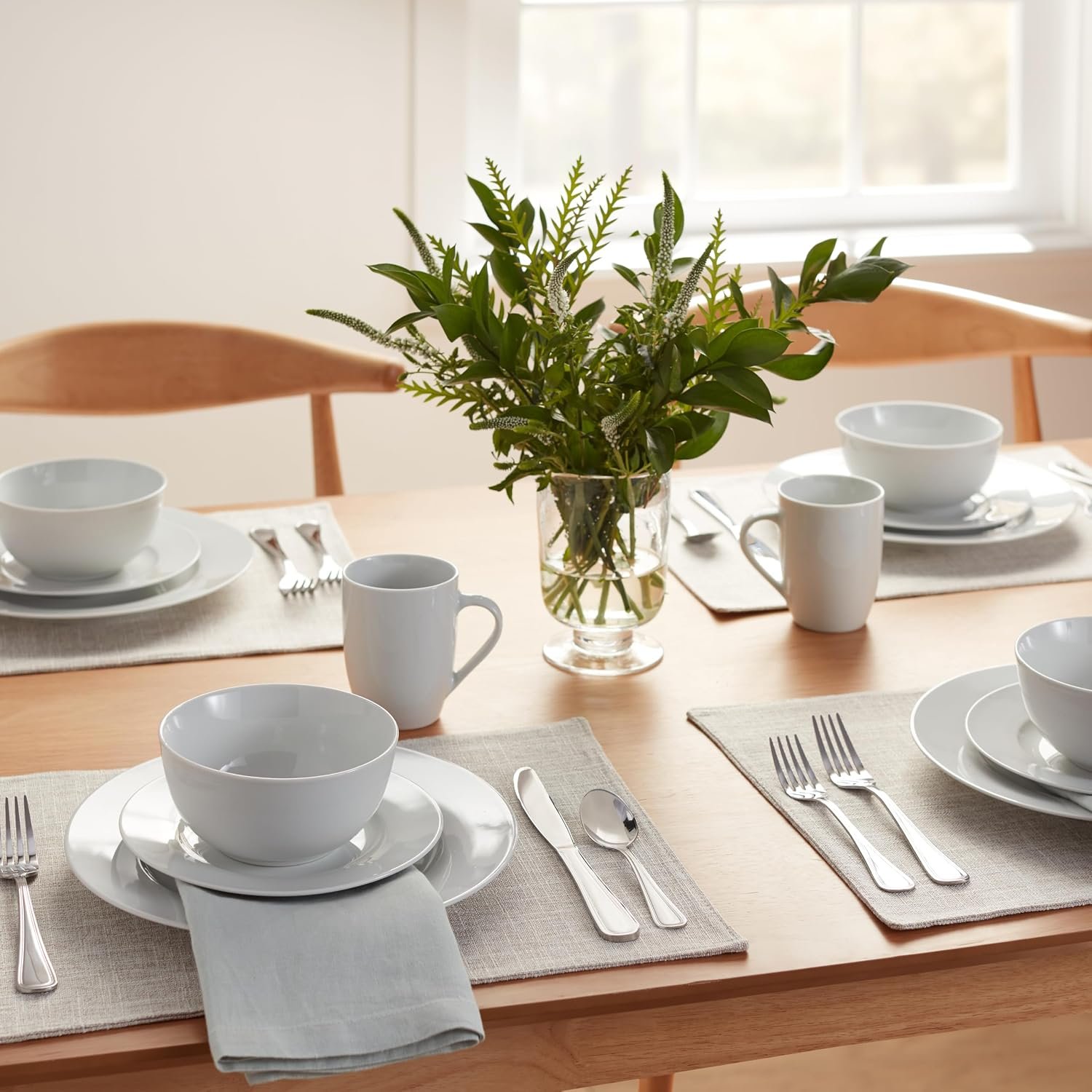 Amazon Basics 16-Piece Porcelain Dinnerware Set, Microwave and Dishwasher Safe, Service for 4, Plates, Bowls and Mugs, White - Image 9